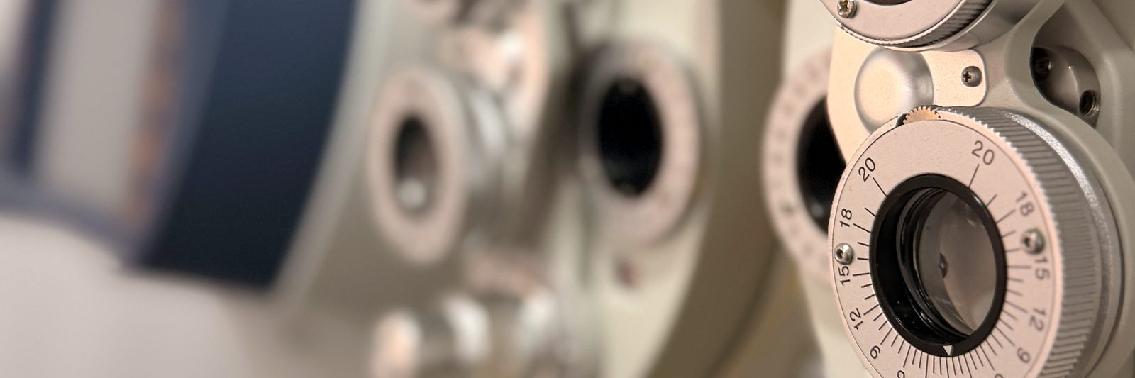 Foróptero del consultorio de Centro Ocular Gamavisión, con sus lentes y diales graduados